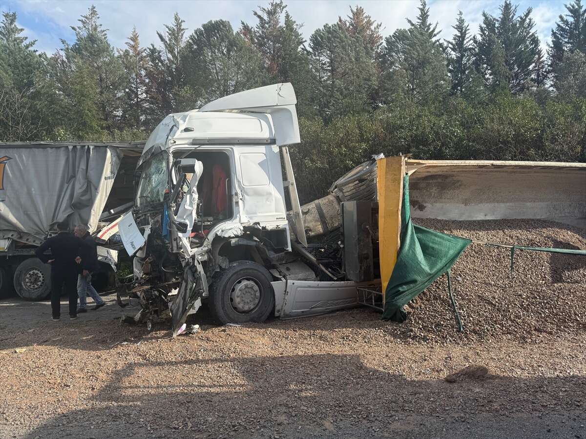 Otoyolda can pazarı! 2 TIR, tanker ve otomobil çarpıştı, 2 can kaybı var 1
